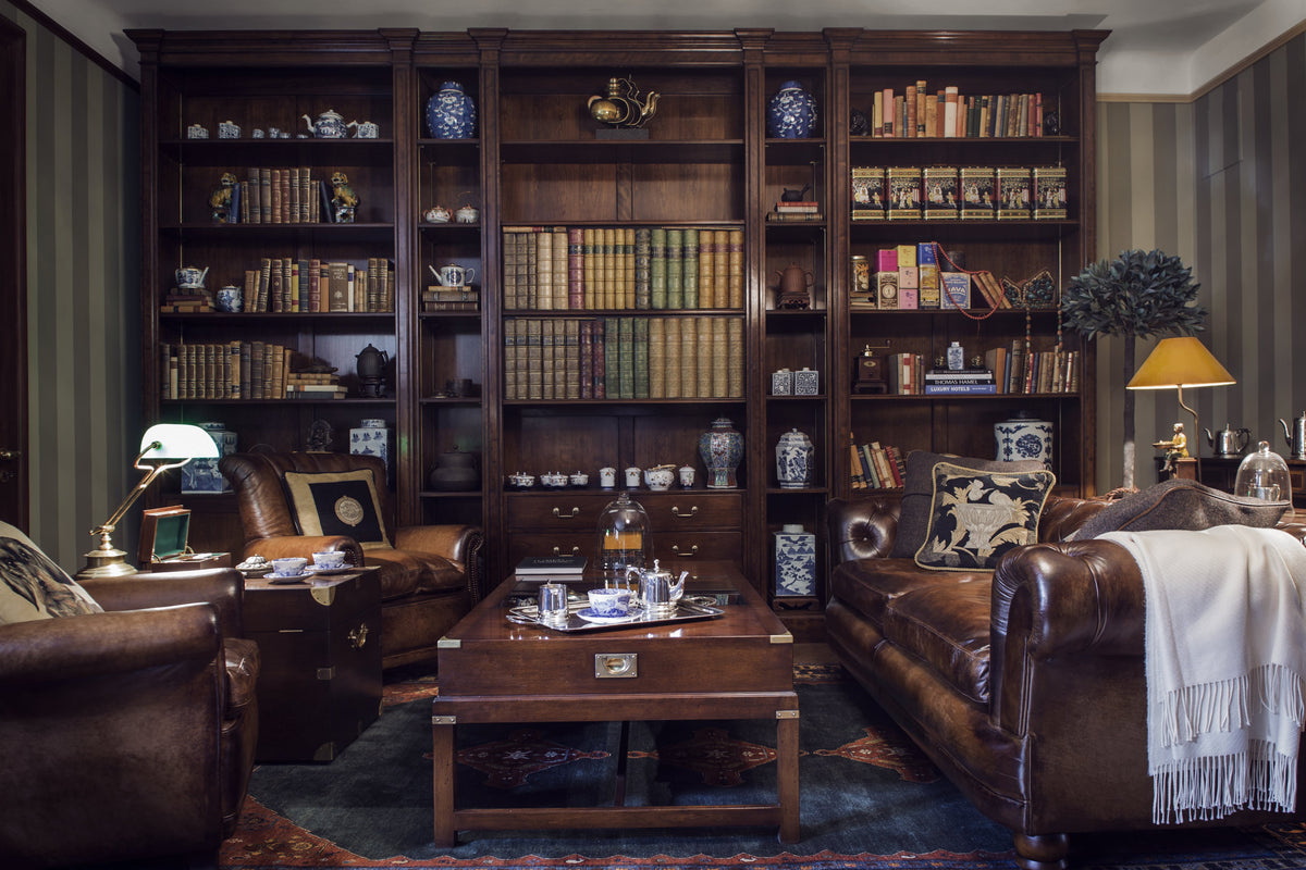 Classic â bibliotek med Chesterfield och REH Kennedy-bokhylla