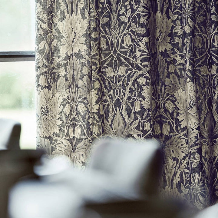 Morris and Co Tyg Pure Honeysuckle & Tulip Print Light Grey Blue