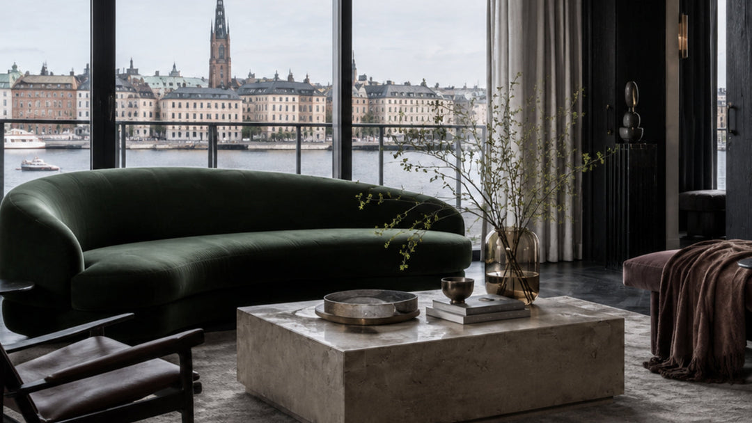 Modern Classics, vardagsrum med tidlösa möbler i naturmaterial