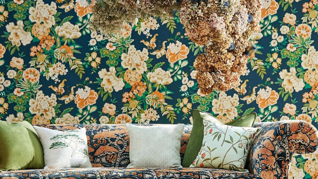 Sanderson Emerald, mörkgrön botanisk tapet med torkade blommor