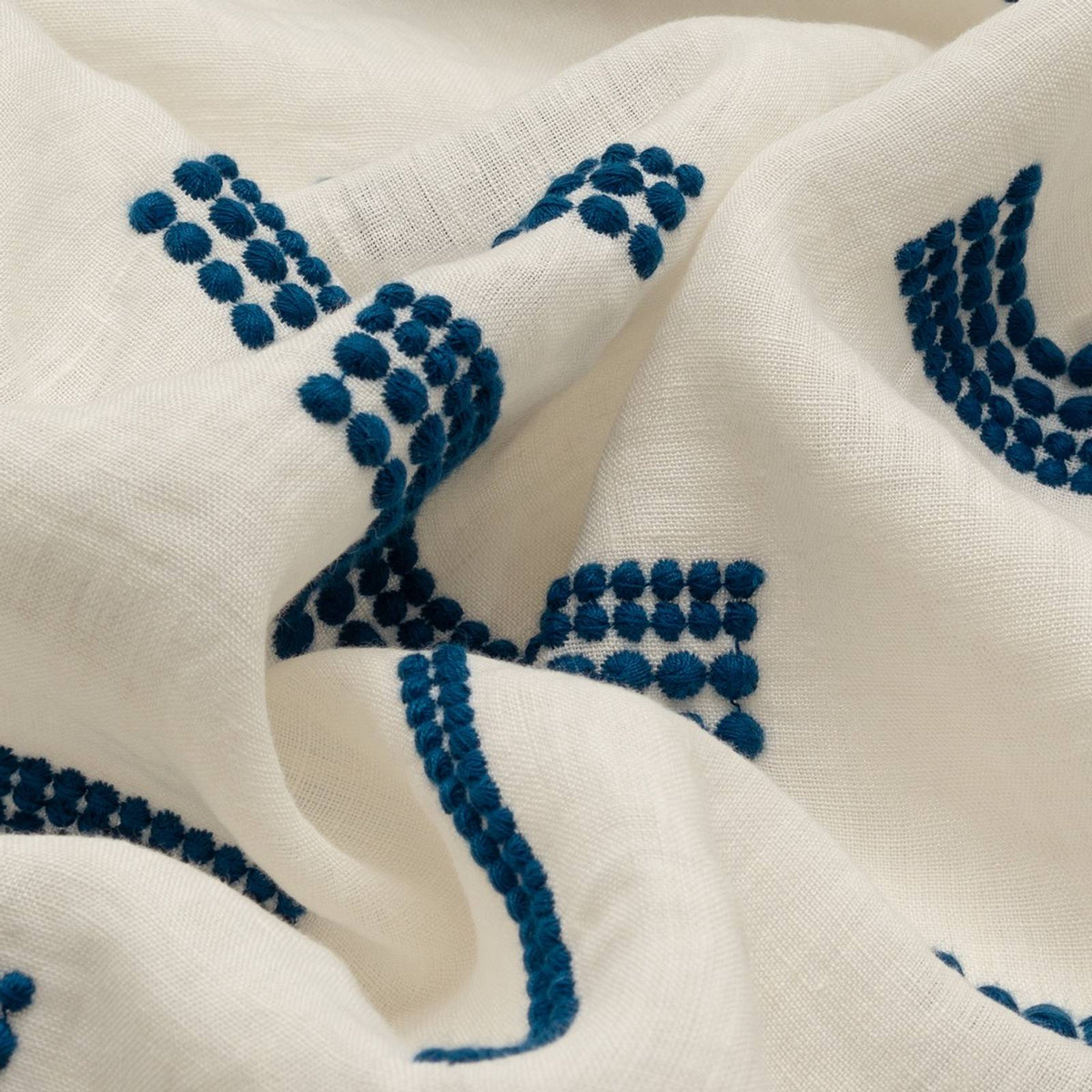 Lazuli 65 — Nobilis fabric, room setting