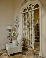 Ashburn miljöbild — Colefax & Fowler tyg