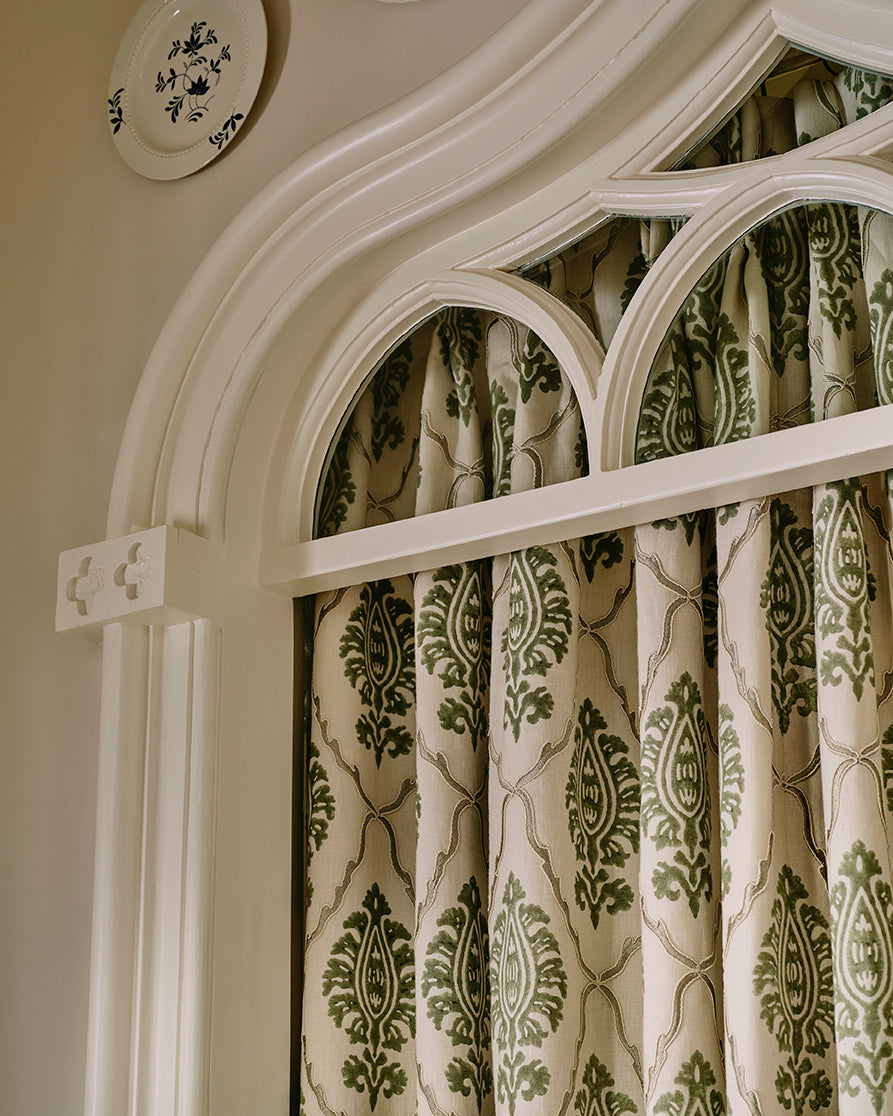 Ashburn miljöbild — Colefax & Fowler tyg