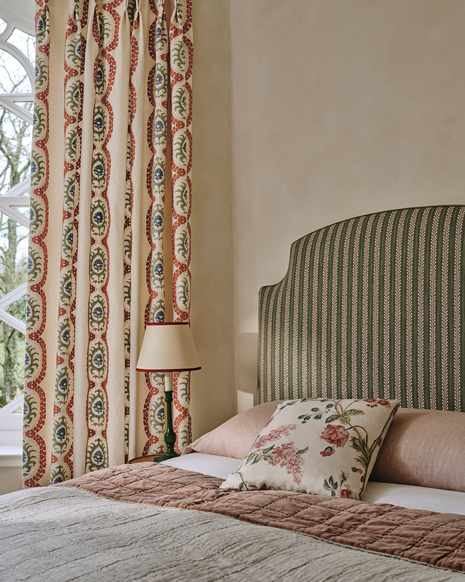 Bourdon Stripe miljöbild — Colefax & Fowler tyg