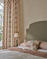 Bourdon Stripe miljöbild — Colefax & Fowler tyg