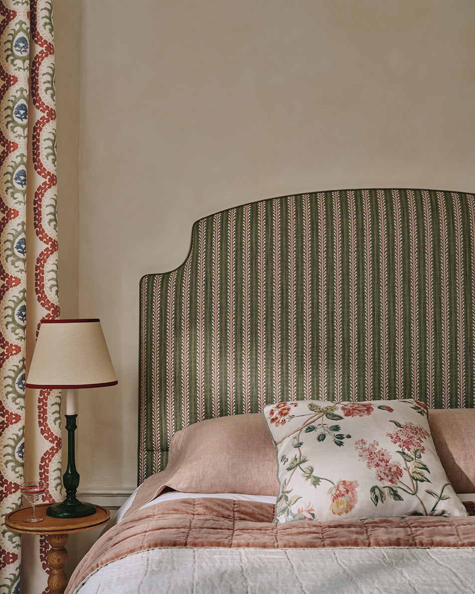 Bourdon Stripe miljöbild — Colefax & Fowler tyg
