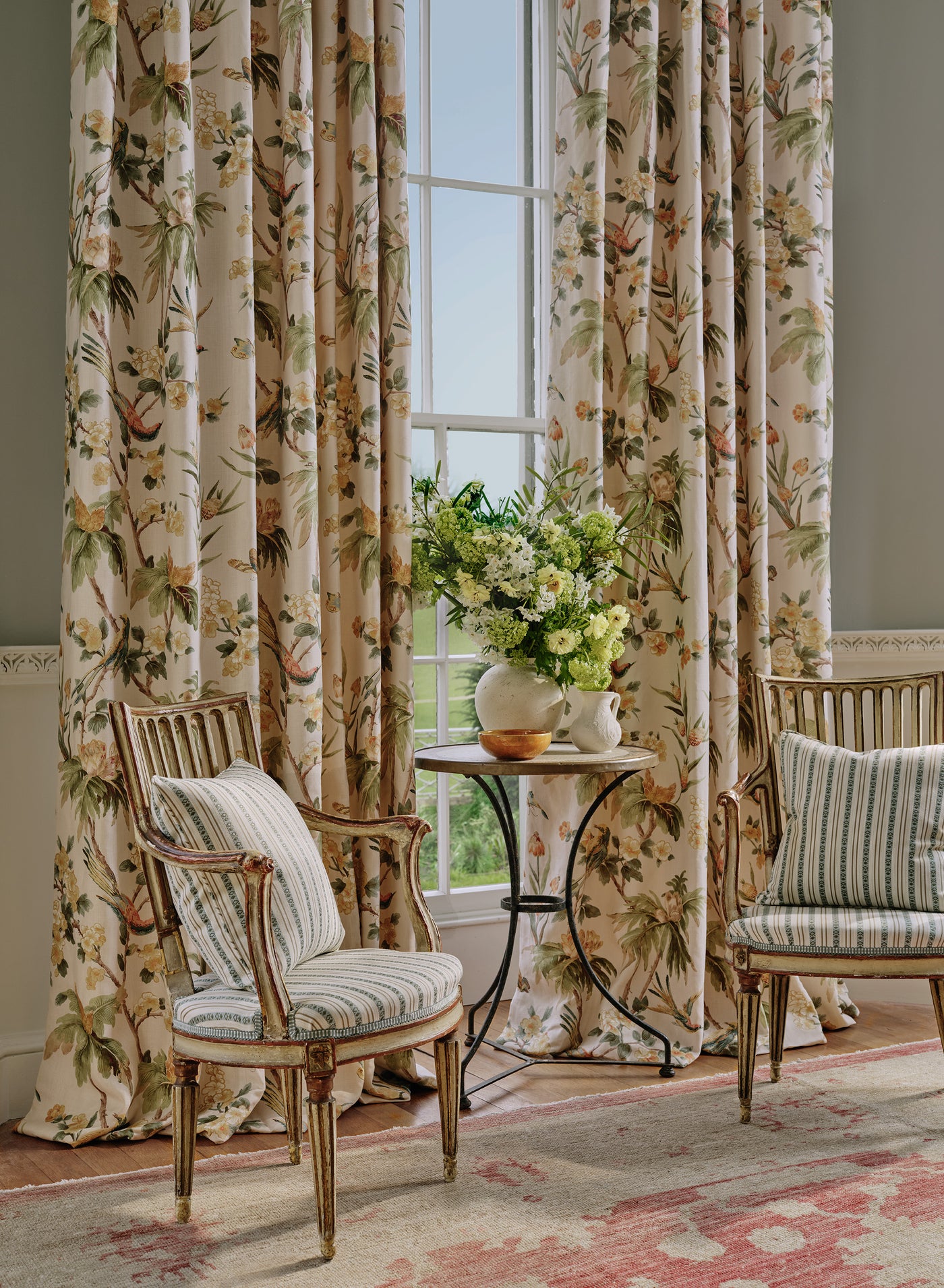 Palm Blossom miljöbild — Colefax & Fowler tyg