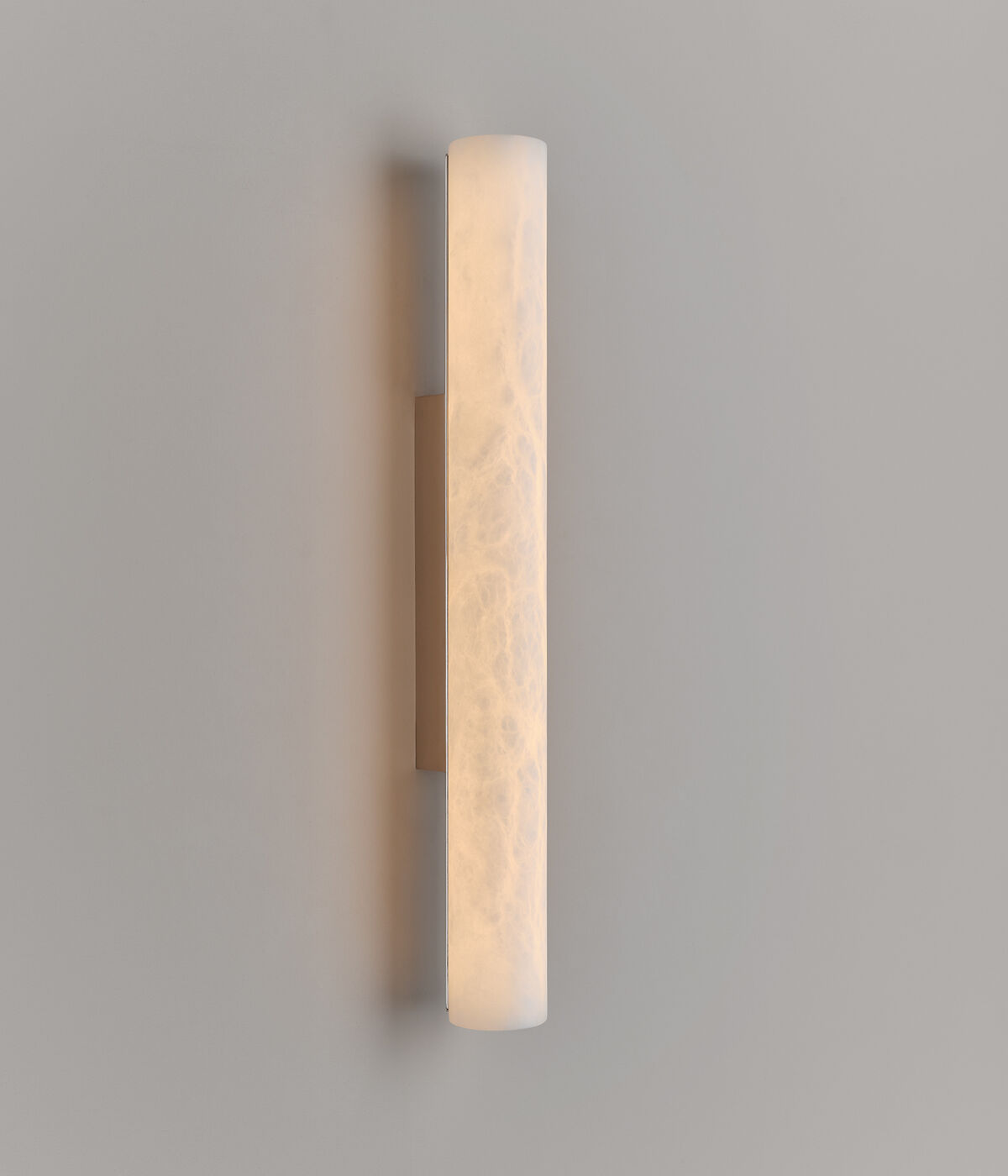 Lulworth Alabaster Vägglampa – Nickel, Stor (H 75 cm), tänd