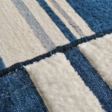 De Stijl matta från Nobilis i indigo/natur — detalj