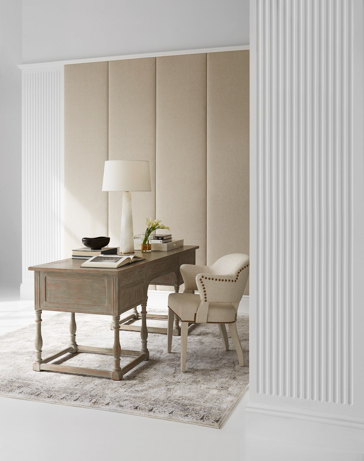 Adeline Large Quatrefoil Bordslampa — Suzanne Kasler for Visual Comfort & Co. miljöbild