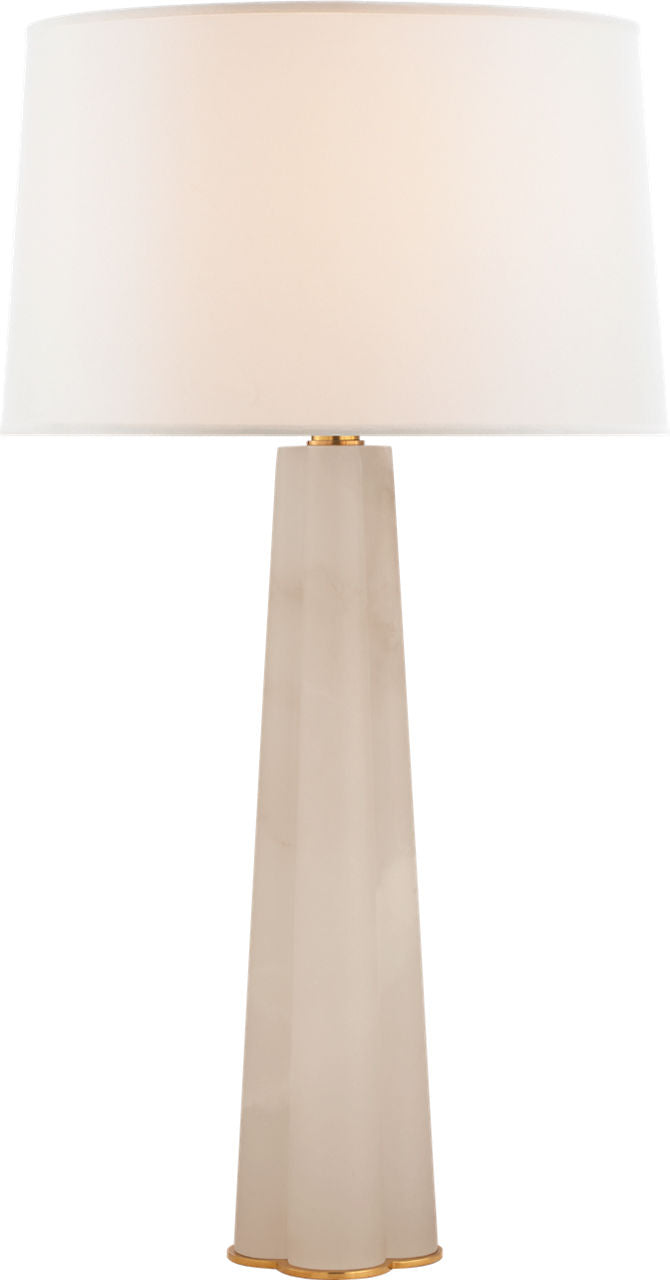Adeline Large Quatrefoil Bordslampa — Suzanne Kasler for Visual Comfort & Co. — Alabaster with Linen Shade