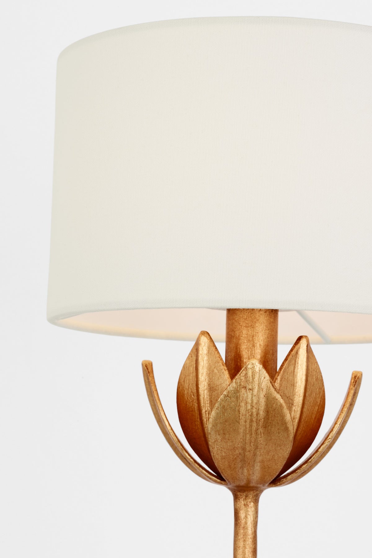 Alberto 17" Cordless Bordslampa — Julie Neill for Visual Comfort & Co. — Antique Gold Leaf with Linen Shade detaljbild
