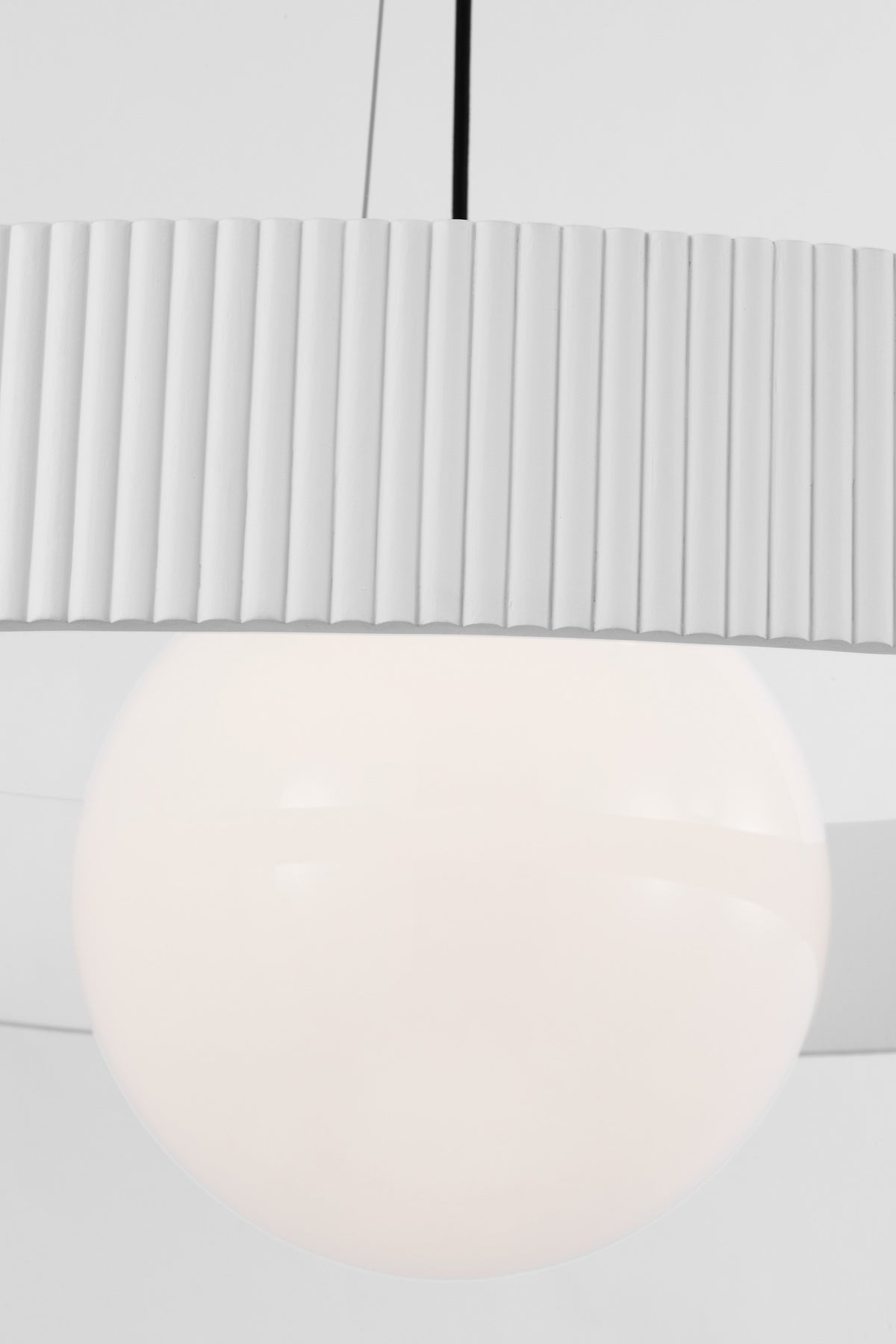Arena 42" Ring and Globe Takkrona — Windsor Smith for Visual Comfort & Co. detaljbild