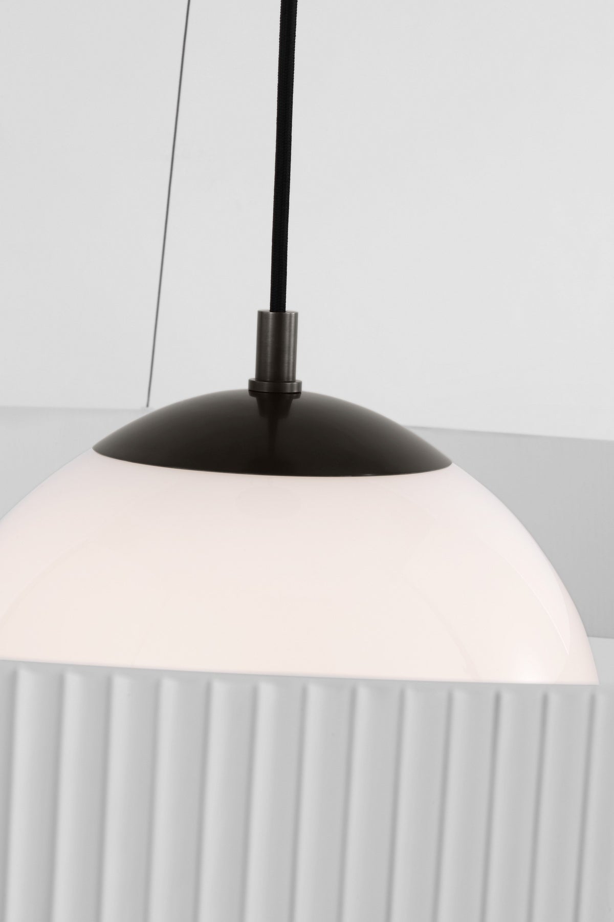 Arena 42" Ring and Globe Takkrona — Windsor Smith for Visual Comfort & Co. detaljbild
