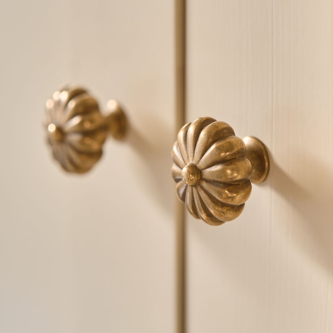 Aberdovey Skåpsknopp — Antik mässing. Design by Roseywood Interiors.