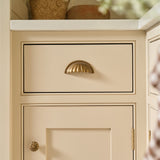 Aberdovey Skåpsknopp — Antik mässing. Design by Roseywood Interiors.