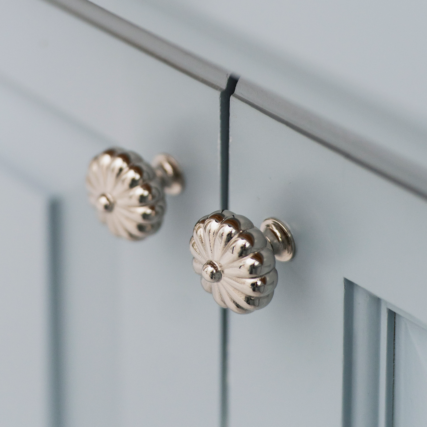 Aberdovey Skåpsknopp — Polerad nickel. Design by Lindsay Laine Interiors.