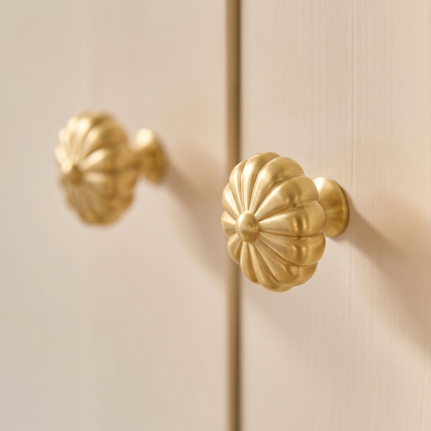 Aberdovey Skåpsknopp — miljöbild, Satin brass satin lacquered