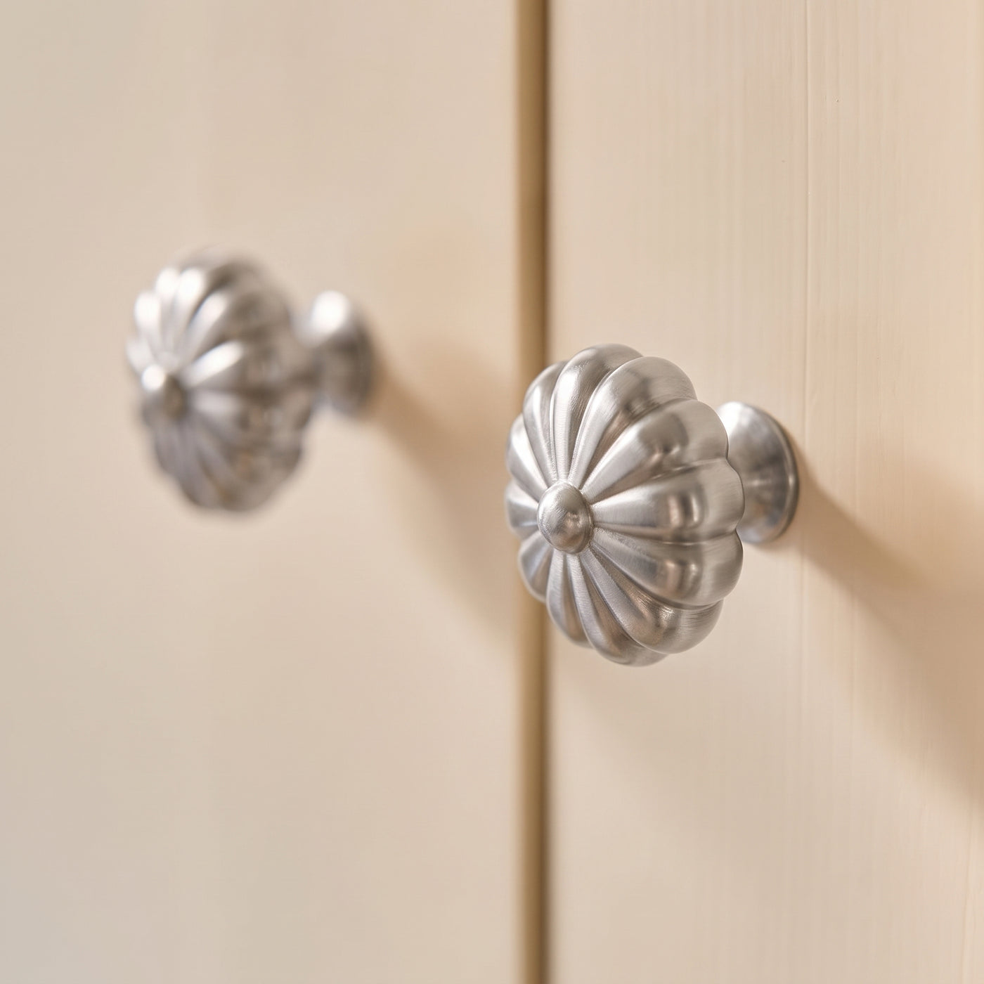 Aberdovey Skåpsknopp — miljöbild, Satin chrome plate