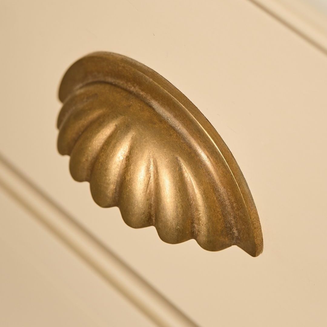 Aberdovey Cup-handtag, snäckmodell — Antik mässing. Design by Roseywood Interiors.