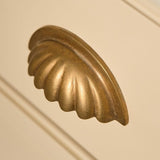 Aberdovey Cup-handtag, snäckmodell — Antik mässing. Design by Roseywood Interiors.