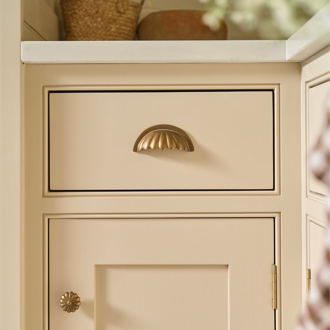Aberdovey Cup-handtag, snäckmodell — Antik mässing. Design by Roseywood Interiors.