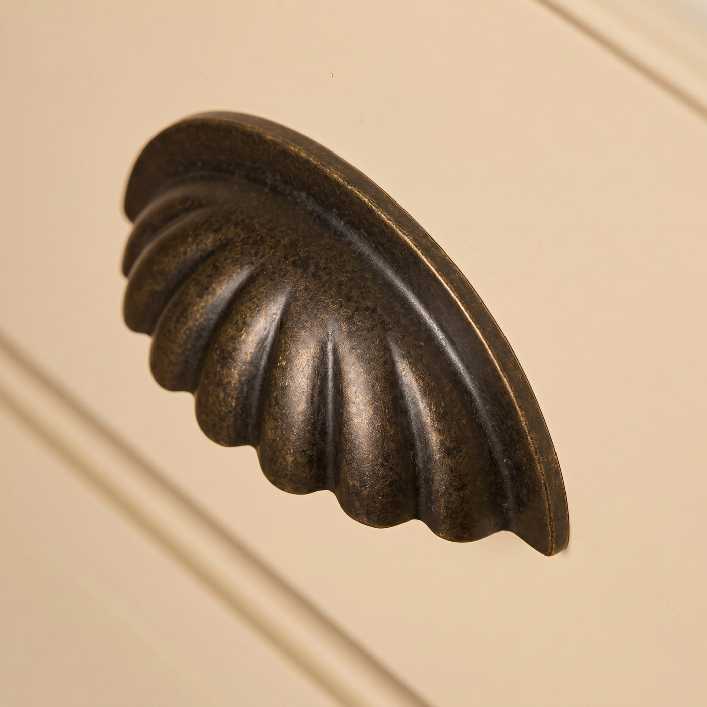 Aberdovey Cup-handtag, snäckmodell — miljöbild, Dark aged brass