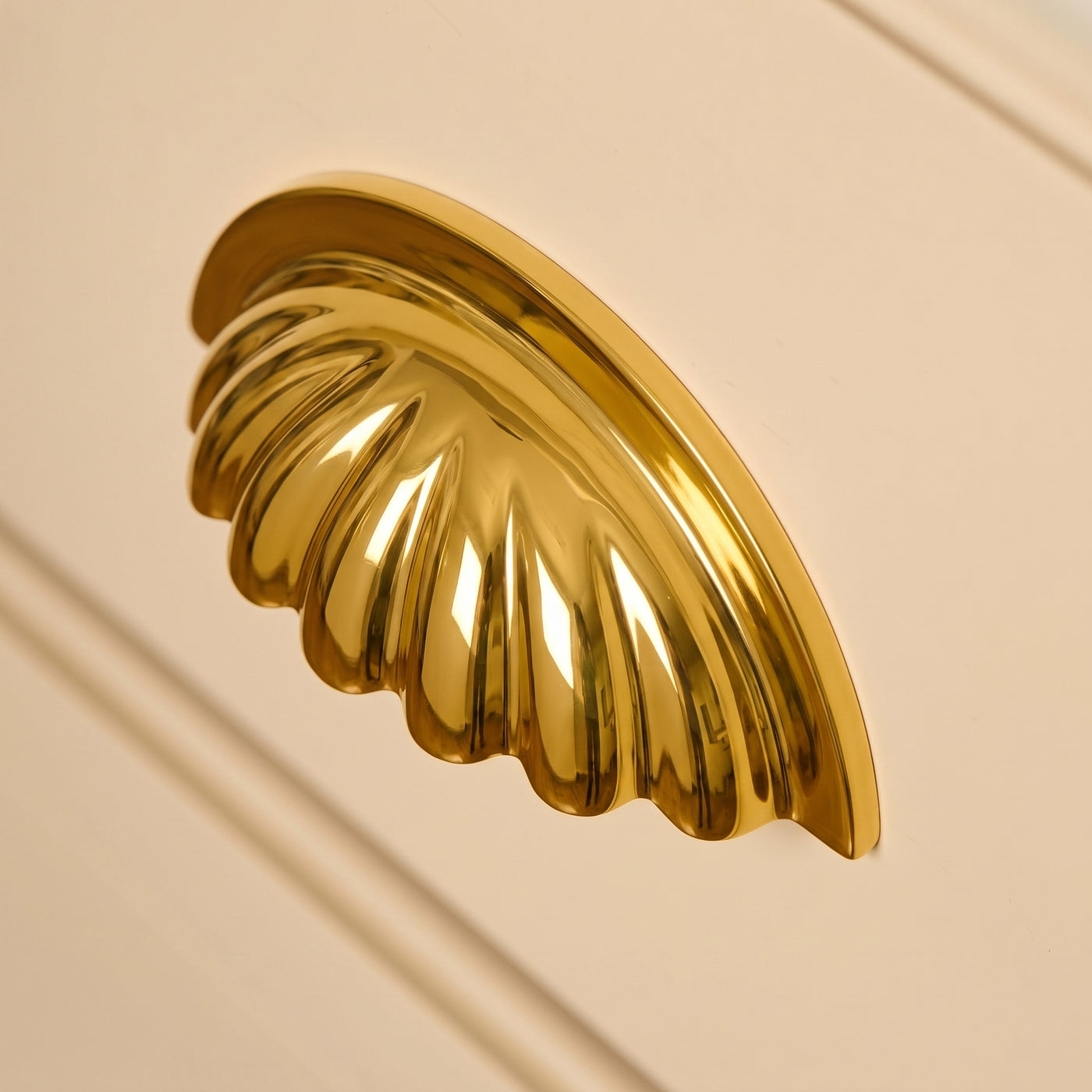 Aberdovey Cup-handtag, snäckmodell — miljöbild, Polished brass lacquered