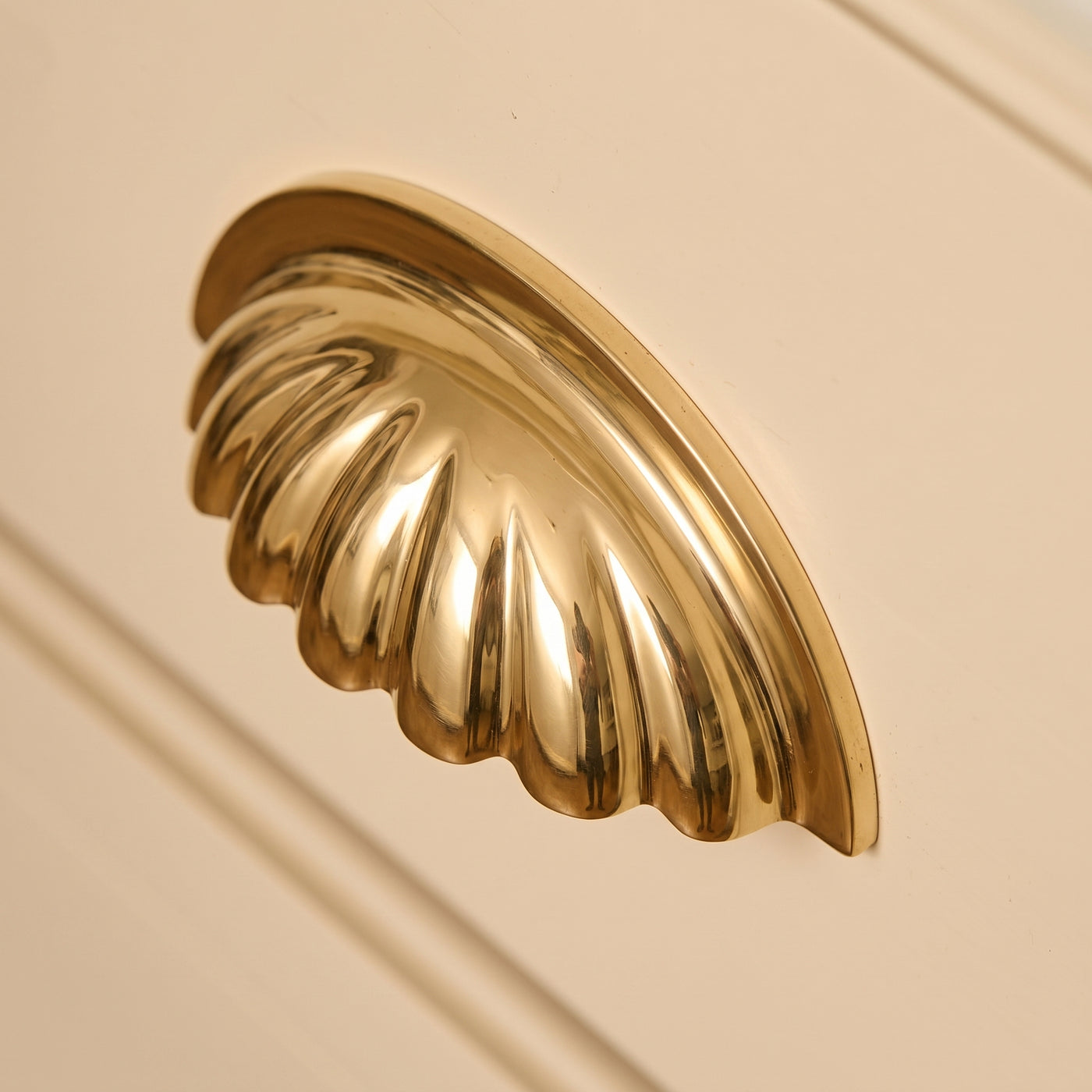 Aberdovey Cup-handtag, snäckmodell — miljöbild, Polished brass unlacquered