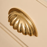Aberdovey Cup-handtag, snäckmodell — miljöbild, Polished brass unlacquered