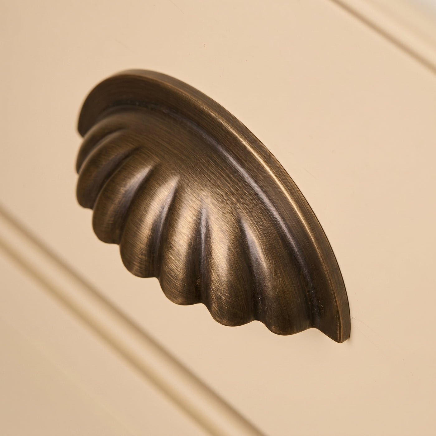 Aberdovey Cup-handtag, snäckmodell — miljöbild, Satin antique satin lacquered