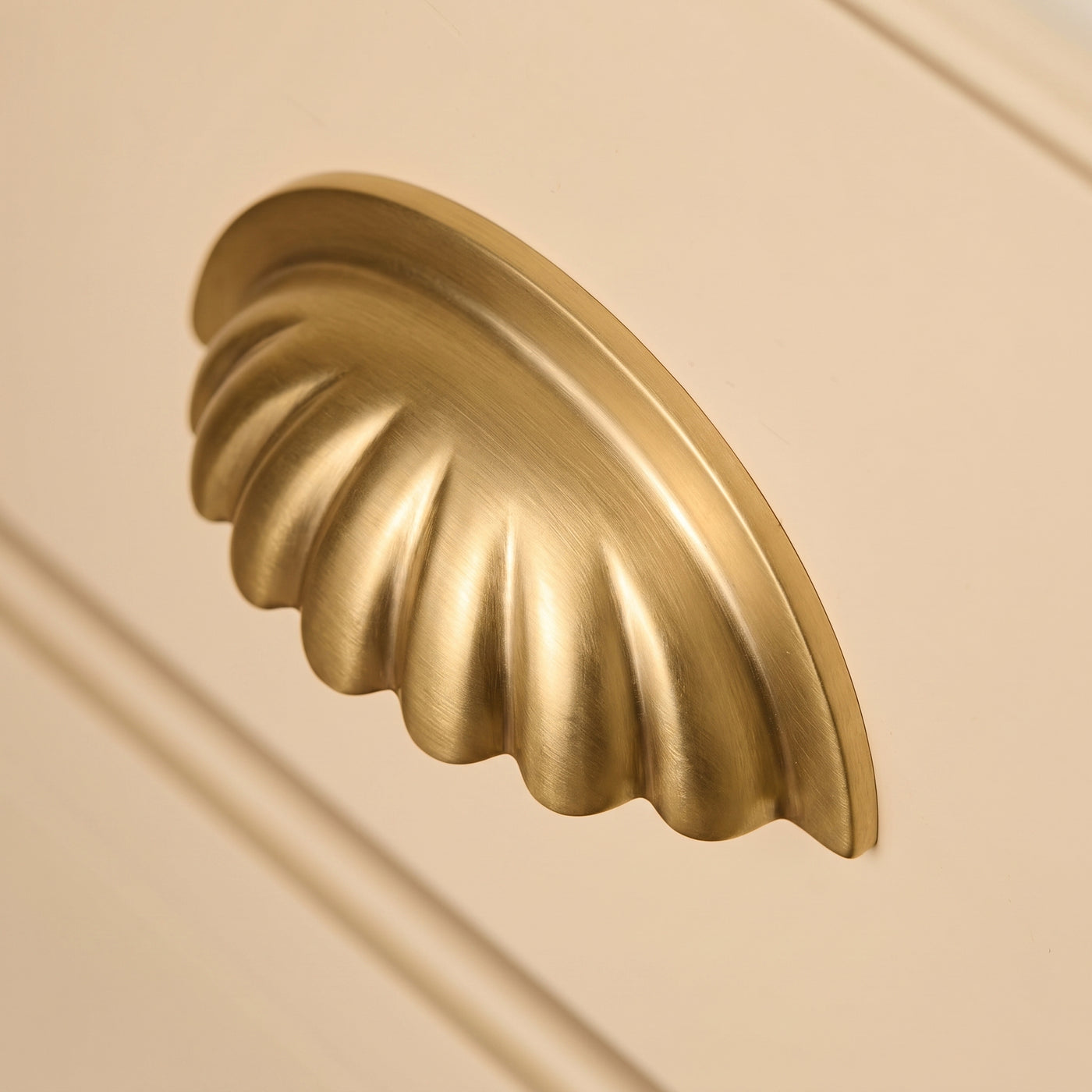 Aberdovey Cup-handtag, snäckmodell — miljöbild, Satin brass lacquered
