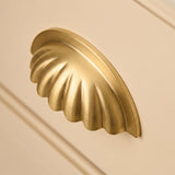 Aberdovey Cup-handtag, snäckmodell — miljöbild, Satin brass satin lacquered