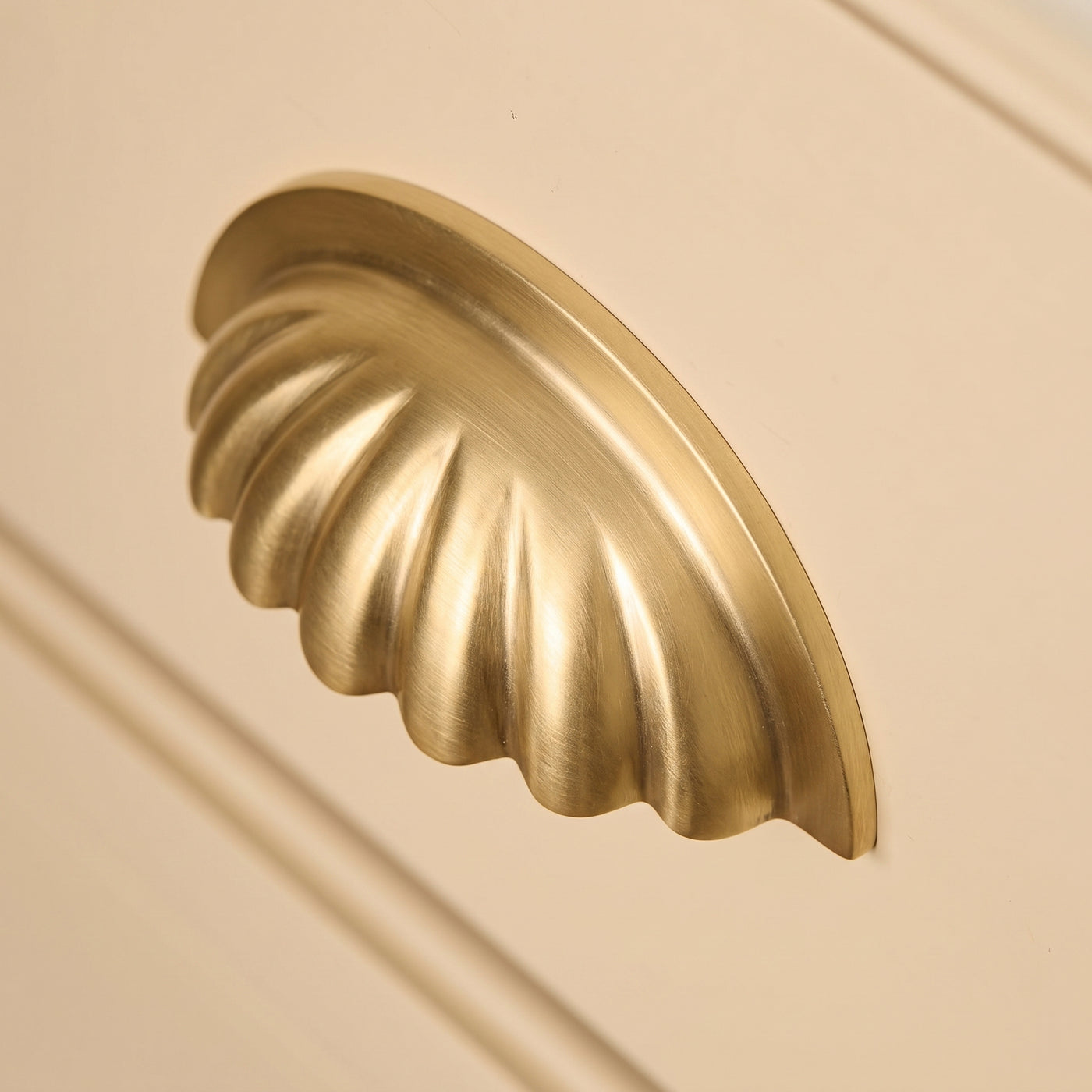 Aberdovey Cup-handtag, snäckmodell — miljöbild, Satin brass unlacquered