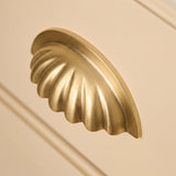 Aberdovey Cup-handtag, snäckmodell — miljöbild, Satin brass unlacquered