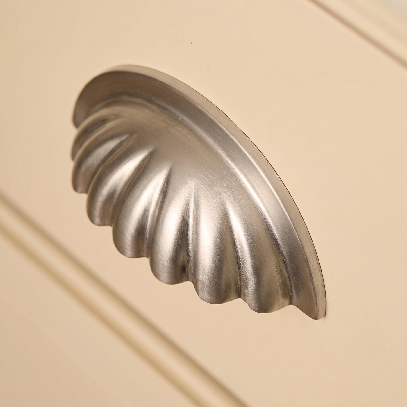 Aberdovey Cup-handtag, snäckmodell — miljöbild, Satin chrome plate