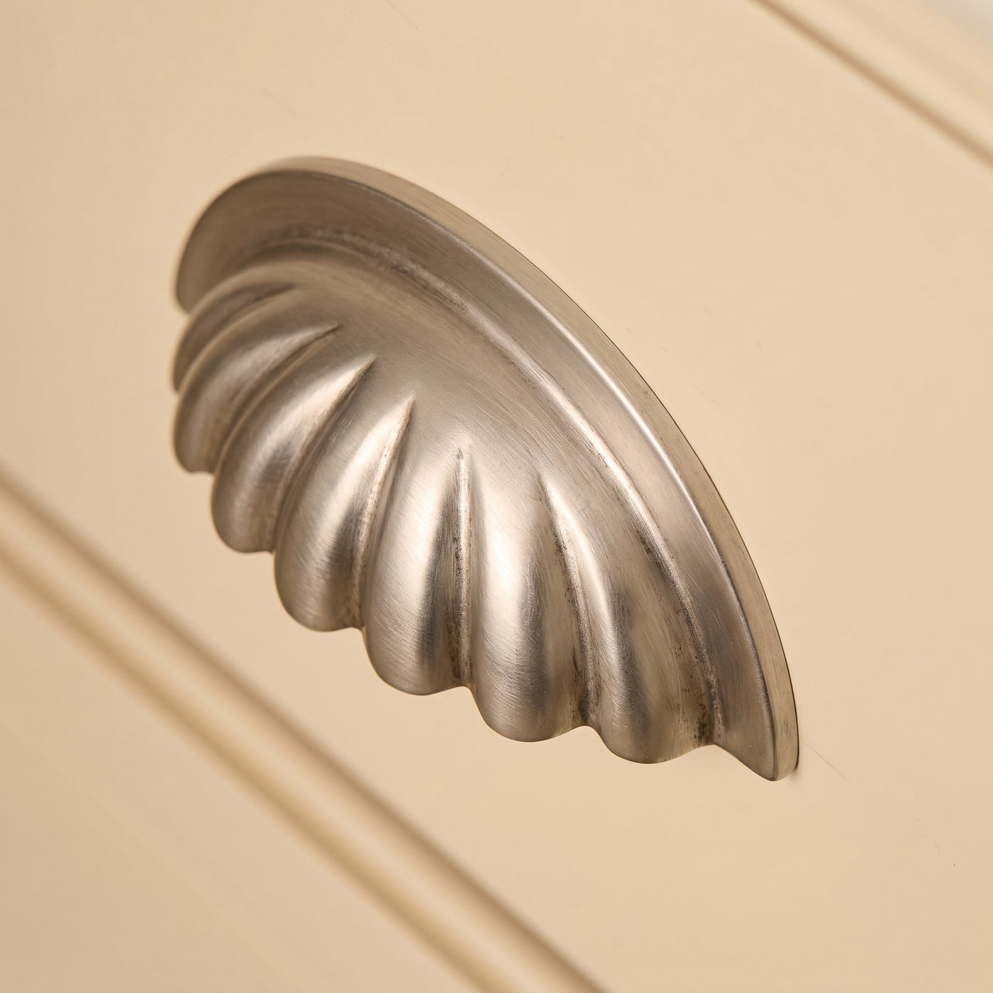 Aberdovey Cup-handtag, snäckmodell — miljöbild, Satin nickel plate