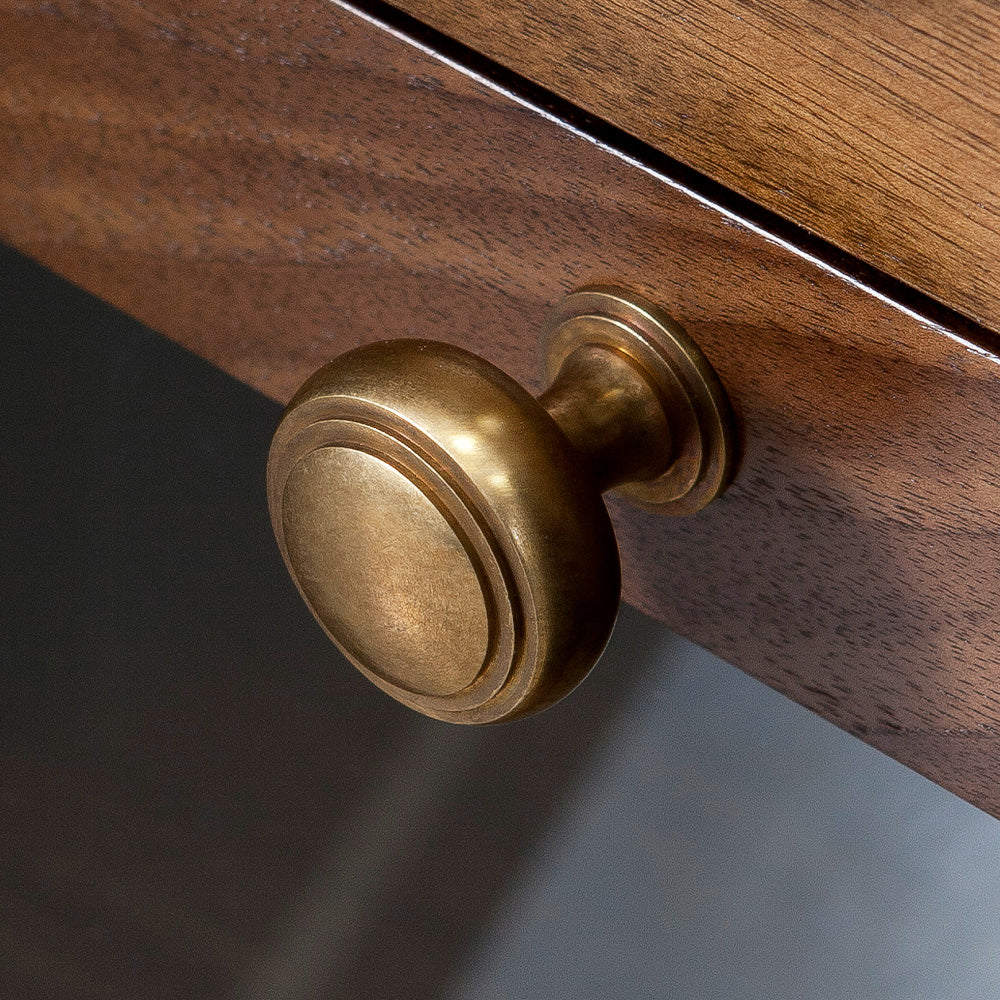 Carlton Skåpsknopp — Antik mässing. Design by Canavan.