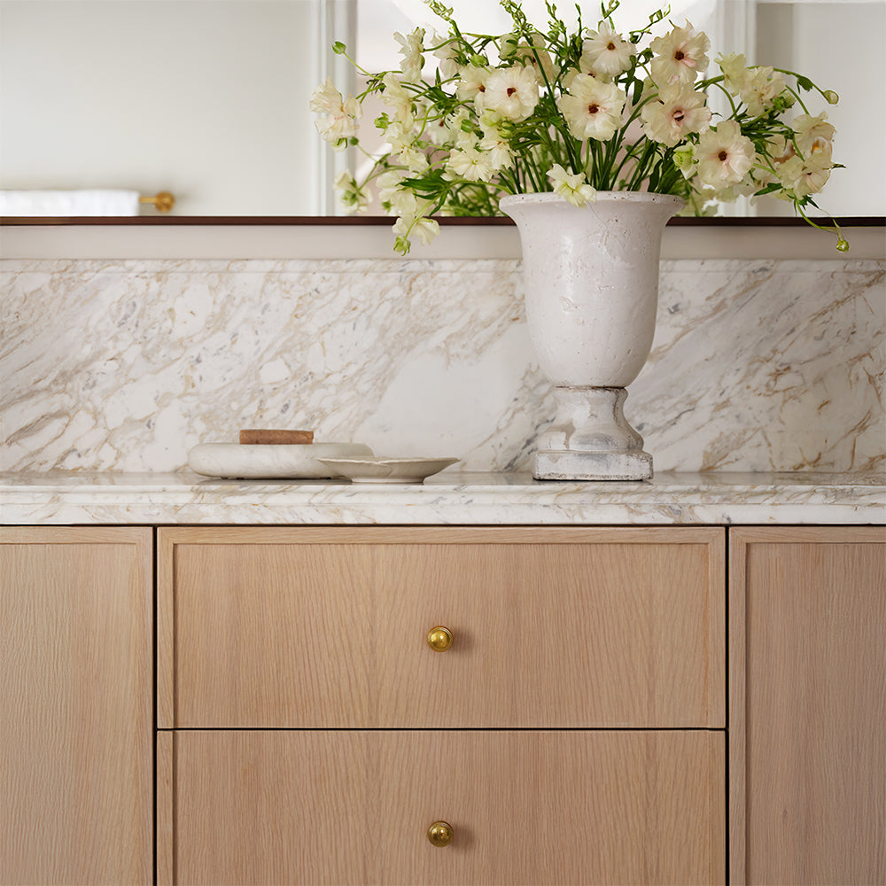 Carlton Skåpsknopp — Antik mässing. Design by Lindsey Goddard Interiors.