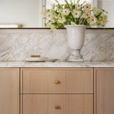Carlton Skåpsknopp — Antik mässing. Design by Lindsey Goddard Interiors.