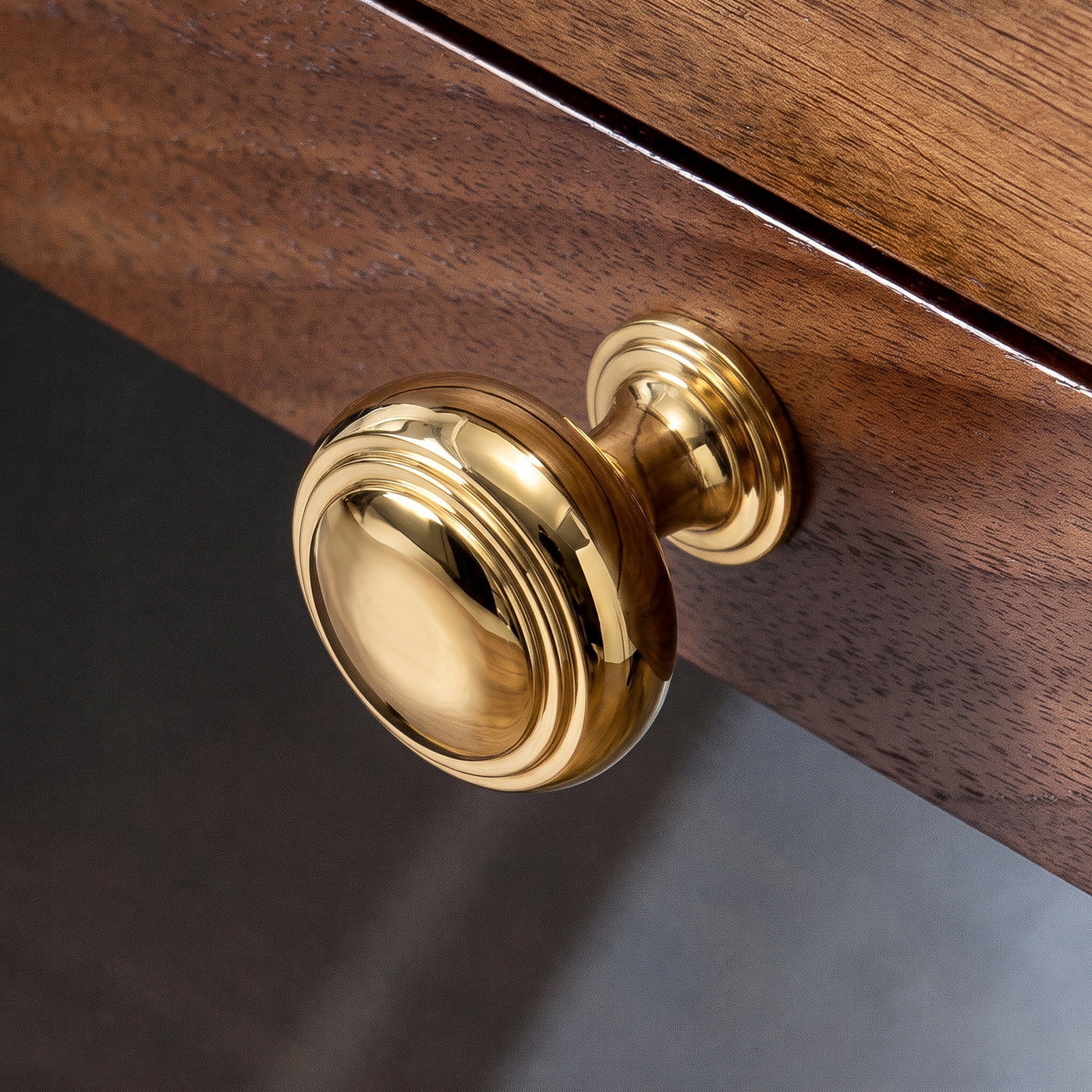 Carlton Skåpsknopp — miljöbild, Polished brass unlacquered