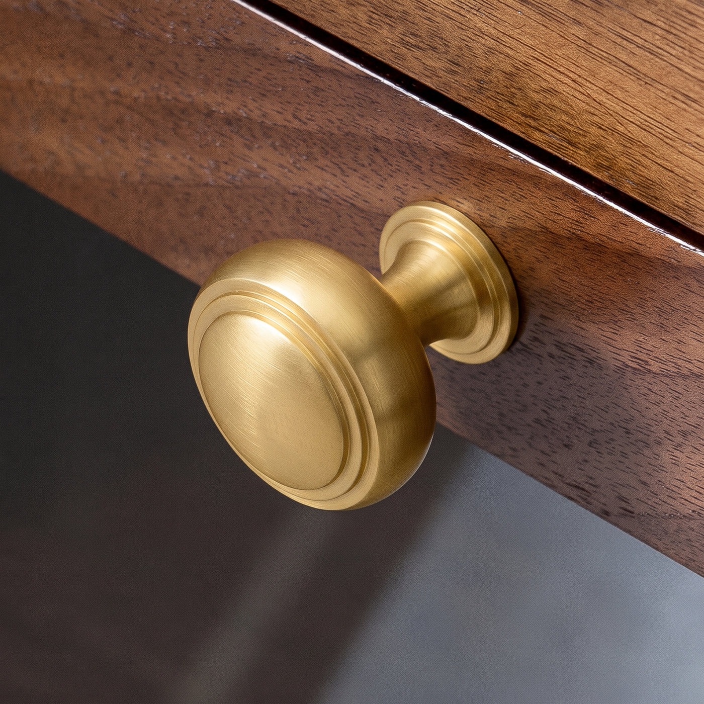 Carlton Skåpsknopp — miljöbild, Satin brass lacquered