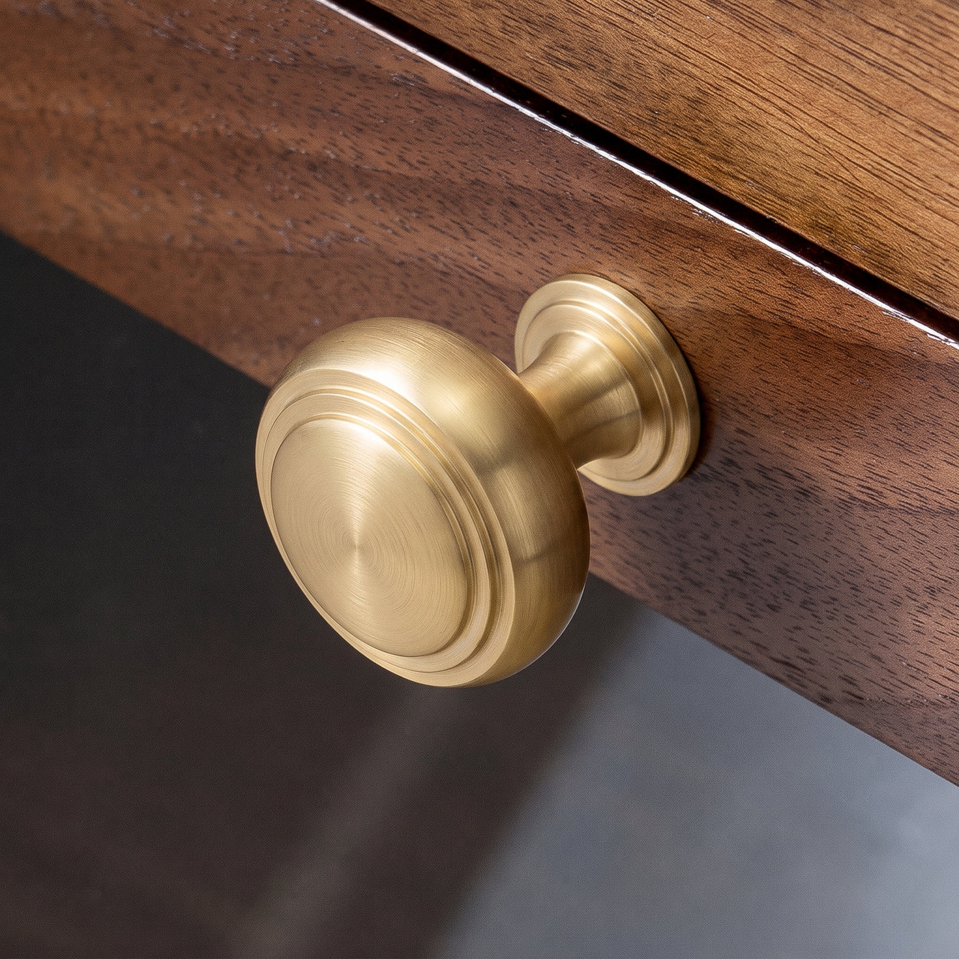 Carlton Skåpsknopp — miljöbild, Satin brass satin lacquered