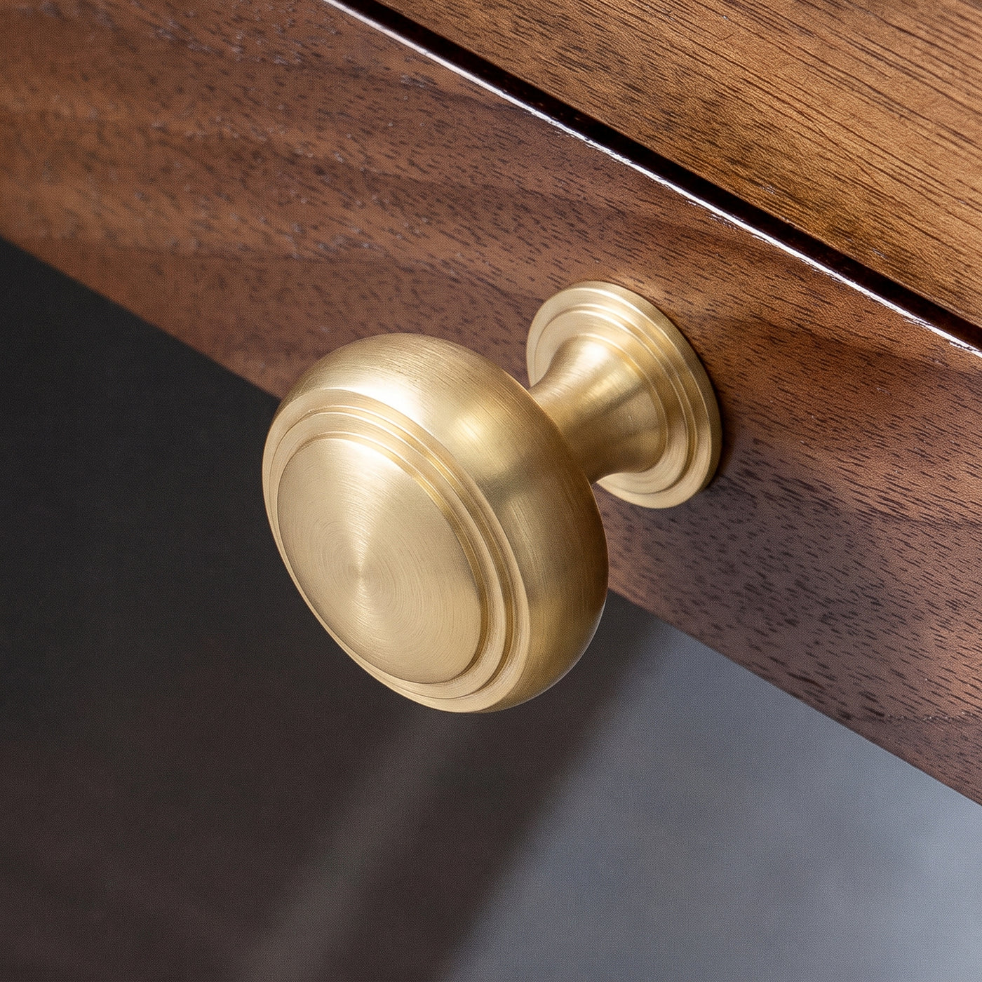 Carlton Skåpsknopp — miljöbild, Satin brass unlacquered