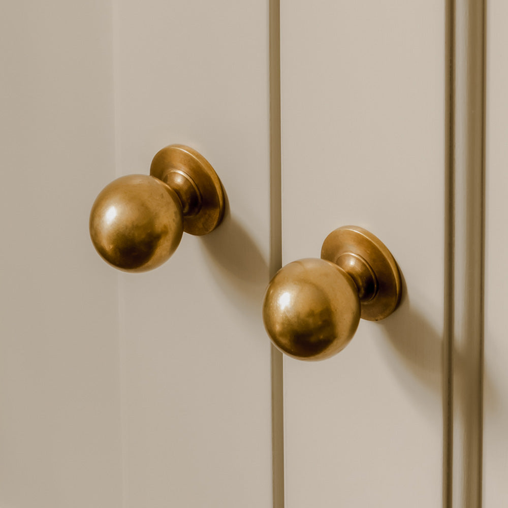Cotswold Skåpsknopp, kulform — Antik mässing. Design by Rachael Somerville Interiors.