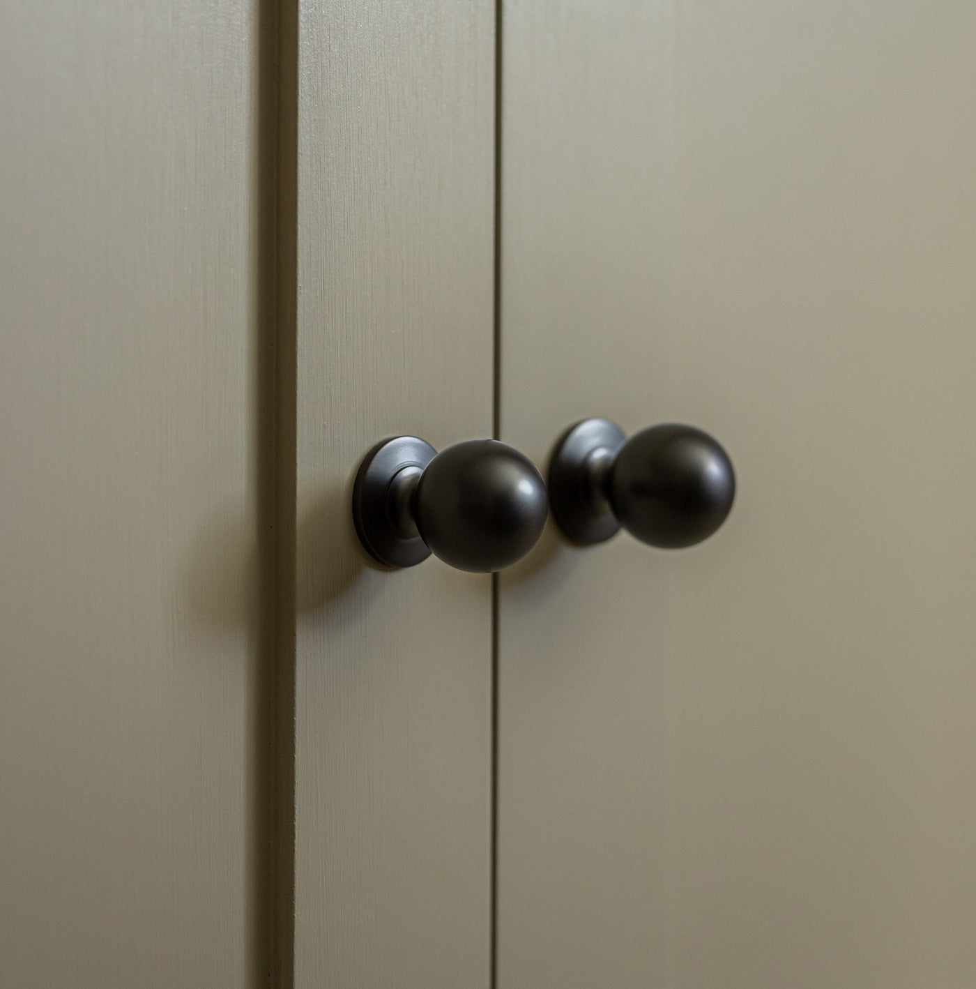 Cotswold Skåpsknopp, kulform — Mörk brons. Design by Rachael Somerville Interiors.