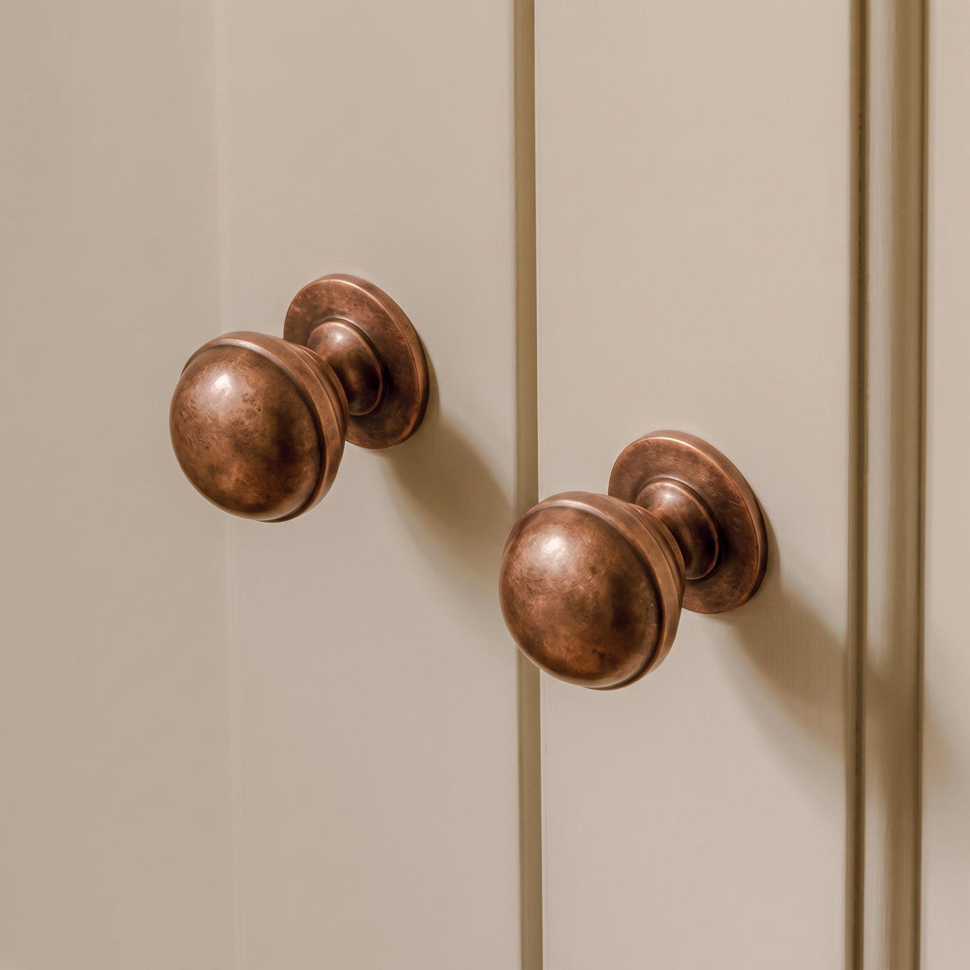 Cotswold Skåpsknopp, kulform — miljöbild, Aged copper