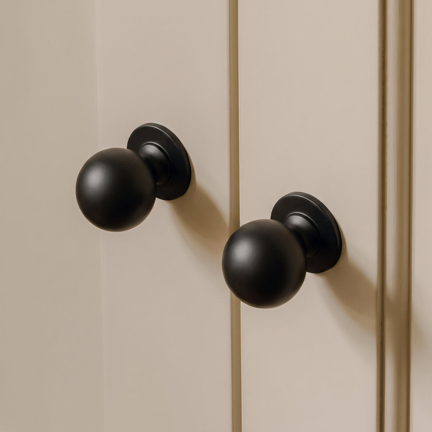 Cotswold Skåpsknopp, kulform — miljöbild, Matt black lacquered