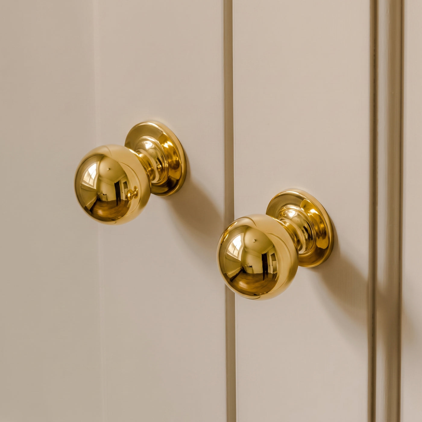 Cotswold Skåpsknopp, kulform — miljöbild, Polished brass lacquered
