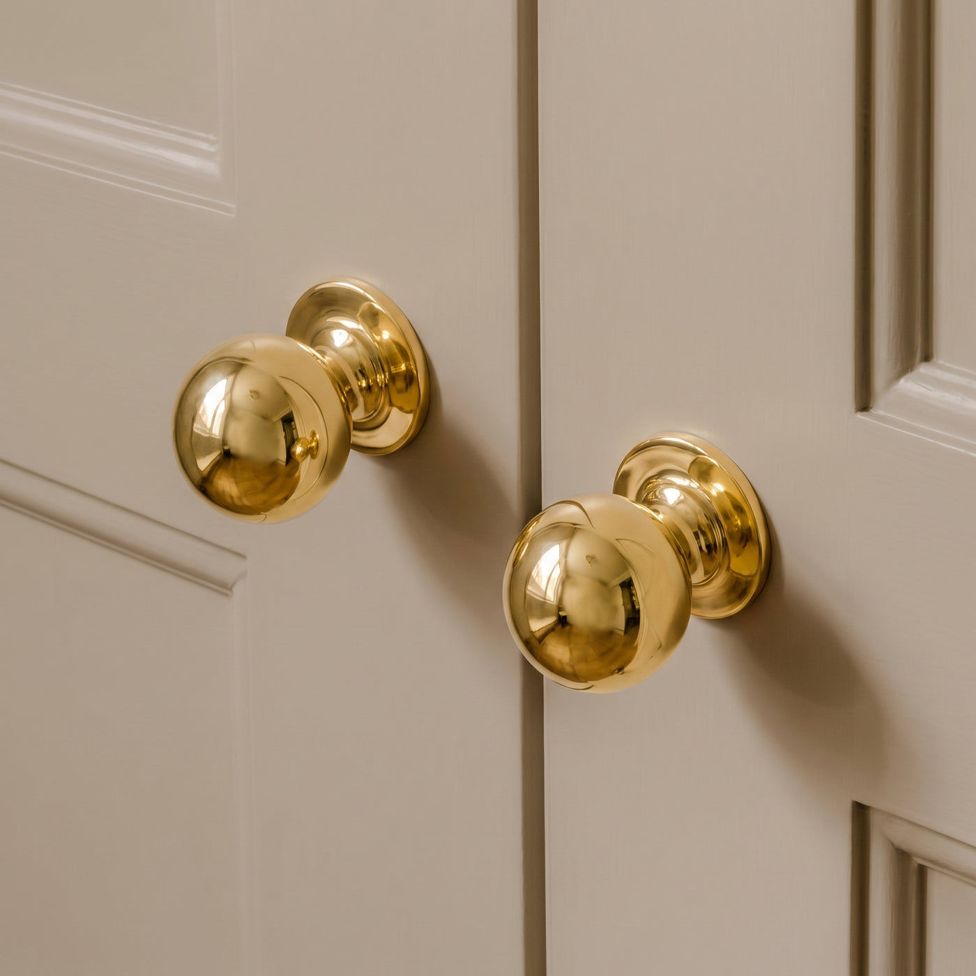 Cotswold Skåpsknopp, kulform — miljöbild, Polished brass unlacquered